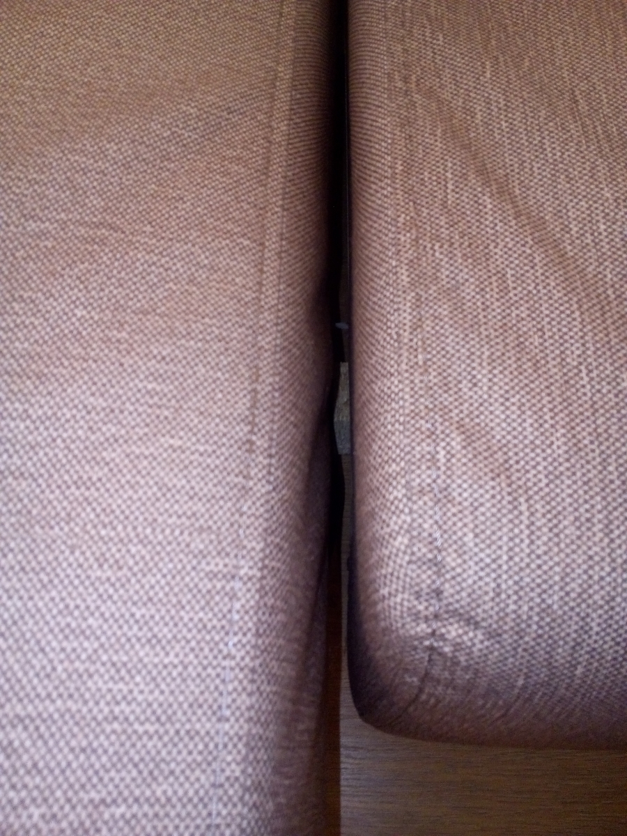 Зазор в диване между половинками